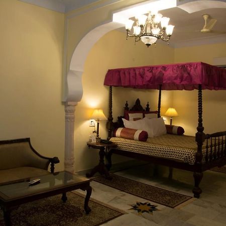 V Resorts Rajmahal 오르차 외부 사진