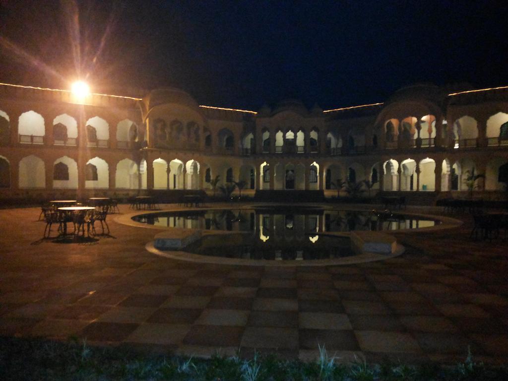 V Resorts Rajmahal 오르차 외부 사진