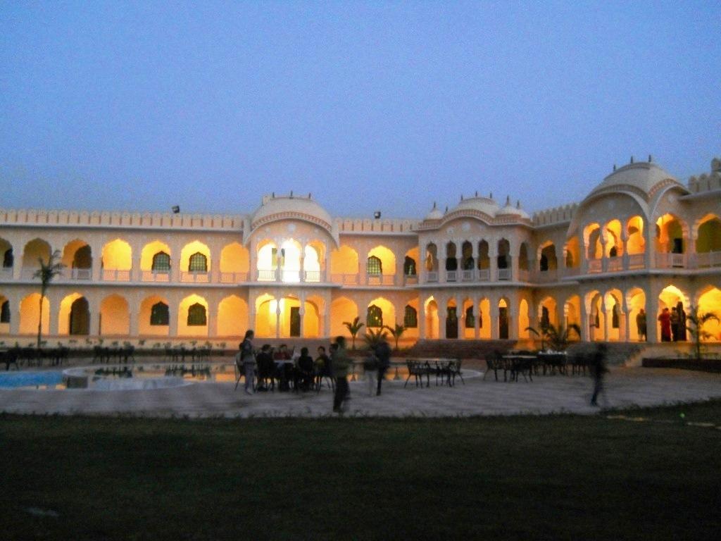 V Resorts Rajmahal 오르차 외부 사진