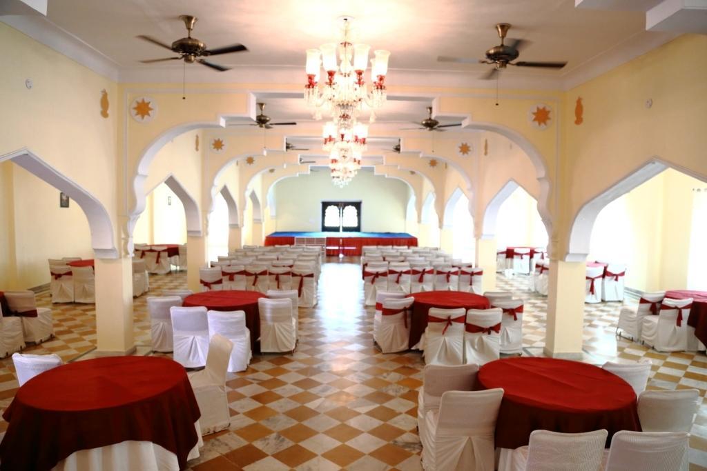V Resorts Rajmahal 오르차 외부 사진