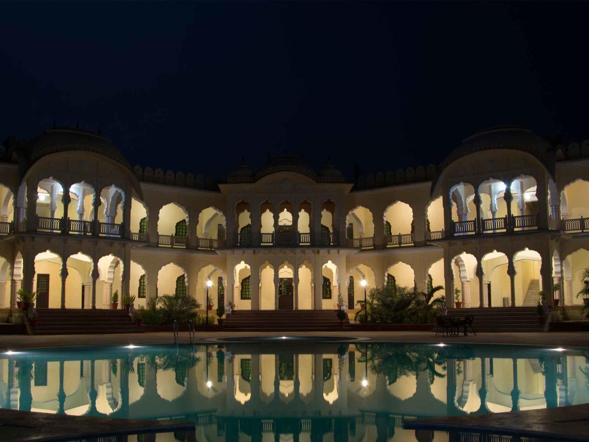V Resorts Rajmahal 오르차 외부 사진