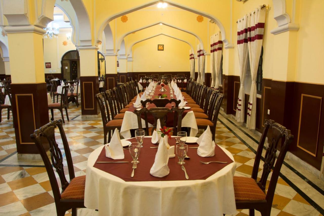 V Resorts Rajmahal 오르차 외부 사진