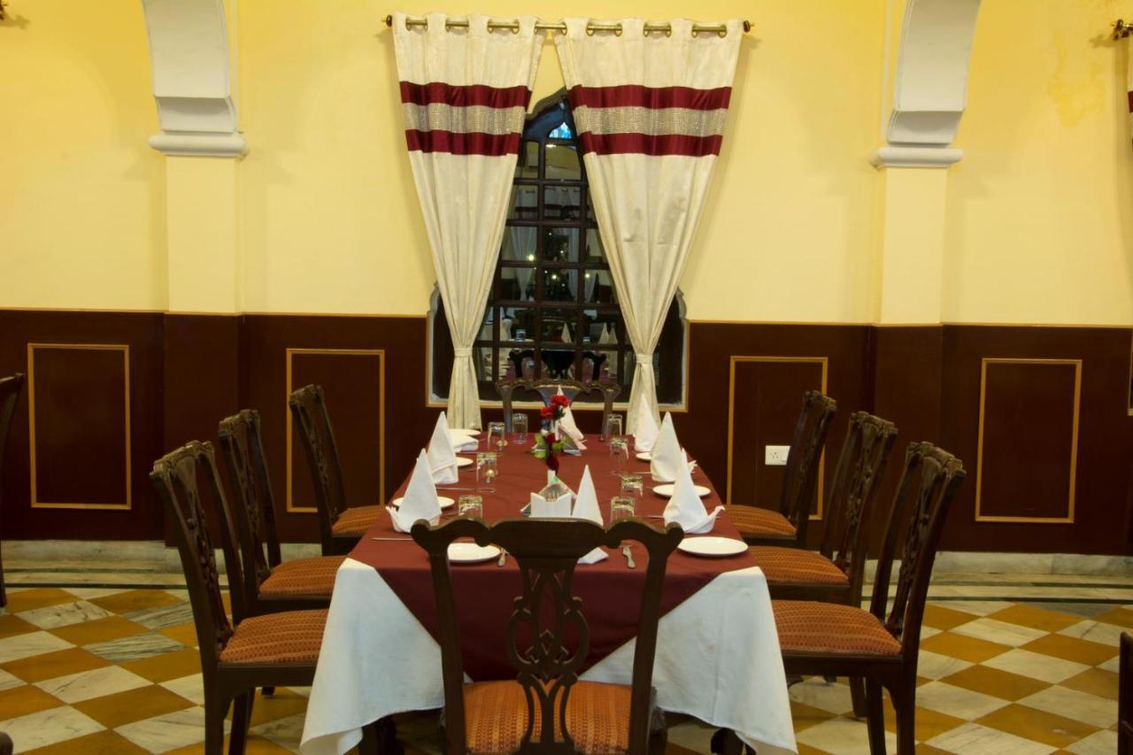 V Resorts Rajmahal 오르차 외부 사진
