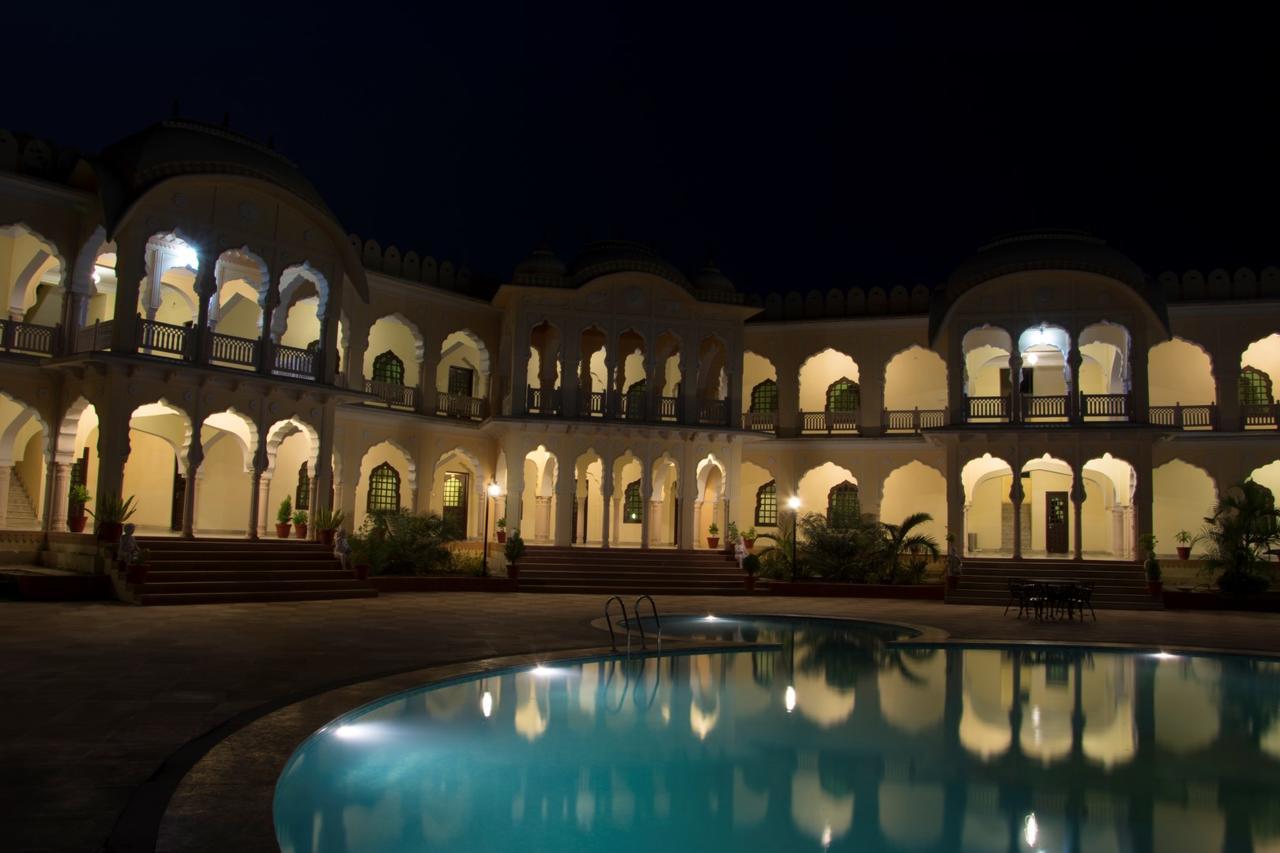 V Resorts Rajmahal 오르차 외부 사진