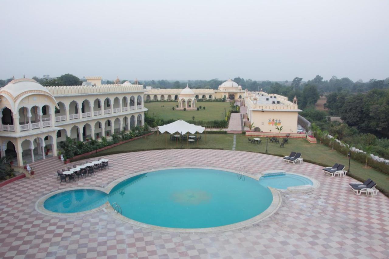 V Resorts Rajmahal 오르차 외부 사진