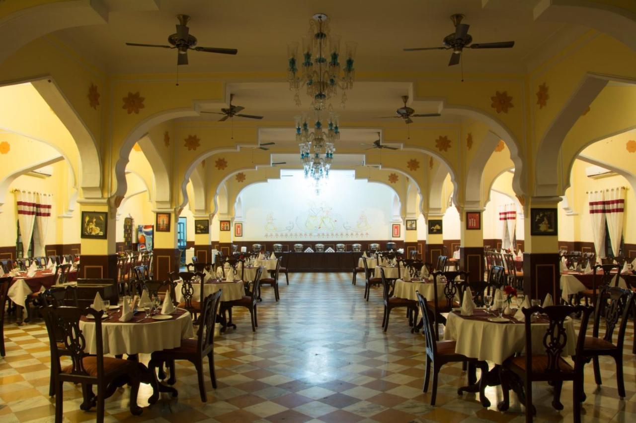 V Resorts Rajmahal 오르차 외부 사진