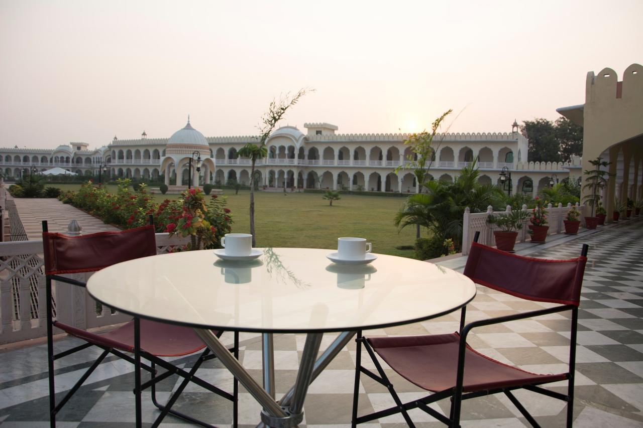 V Resorts Rajmahal 오르차 외부 사진