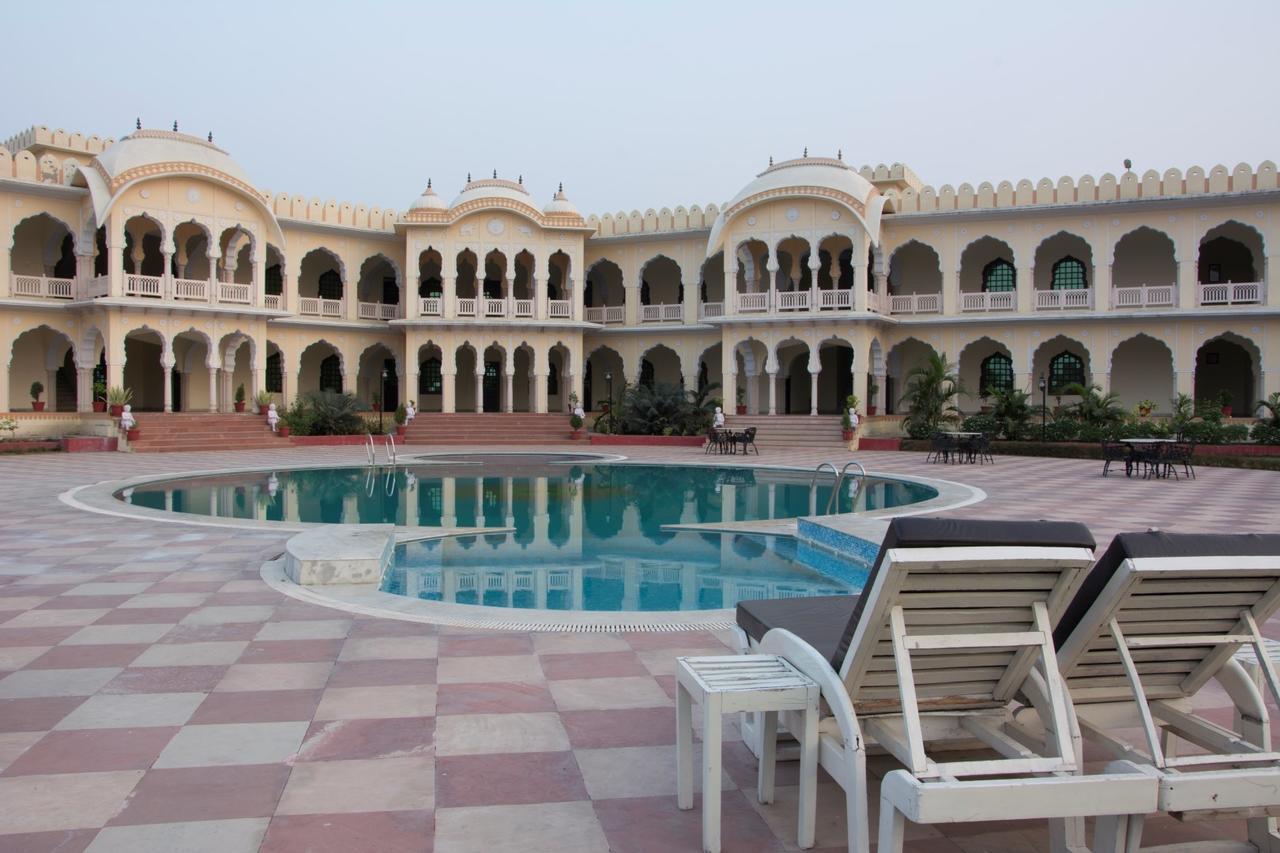 V Resorts Rajmahal 오르차 외부 사진