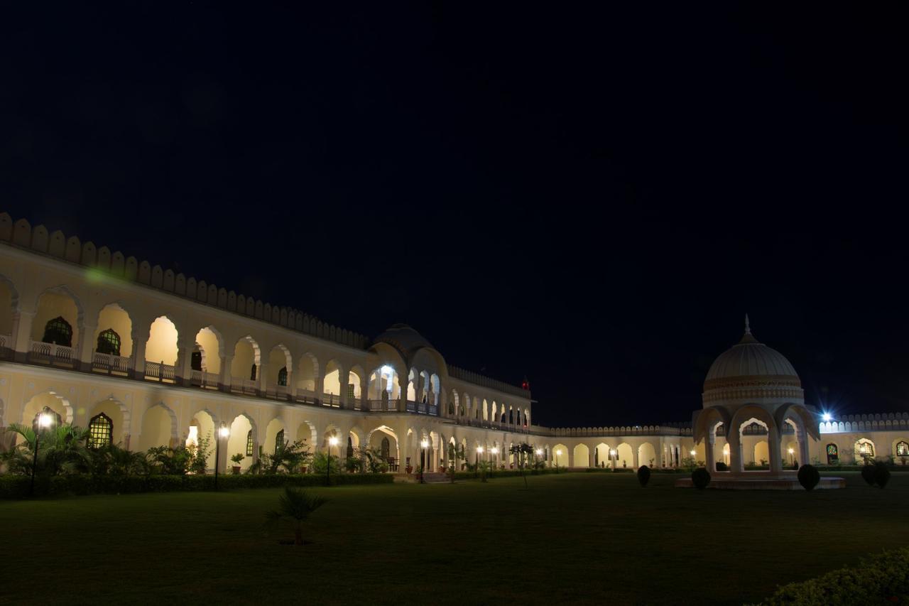 V Resorts Rajmahal 오르차 외부 사진