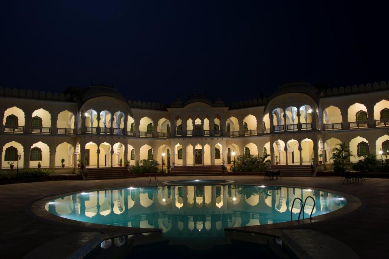 V Resorts Rajmahal 오르차 외부 사진